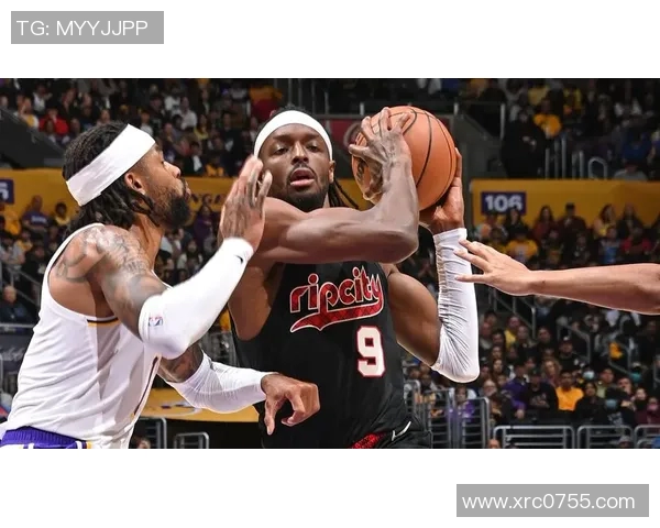 足球队6号球星带领全队奋勇前进展现领袖风采与决胜关键时刻表现